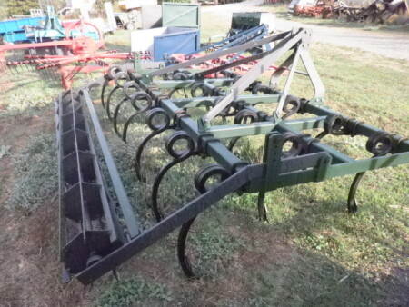 Καλλιεργητής βαρέου τύπου με σπειρωτό ελατήριο (19 σταβάρια 30x30) και ενισχυμένη ανέμη.