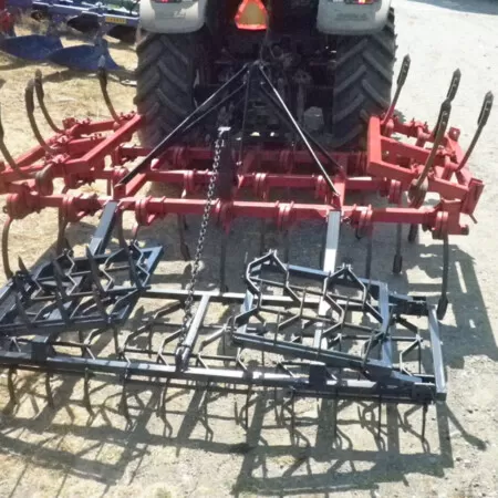 Καλλιεργητής σπαστός βαρέου τύπου με σπειρωτό ελατήριο (19-32 σταβάρια 30x30) και ενισχυμένη σβάρνα.